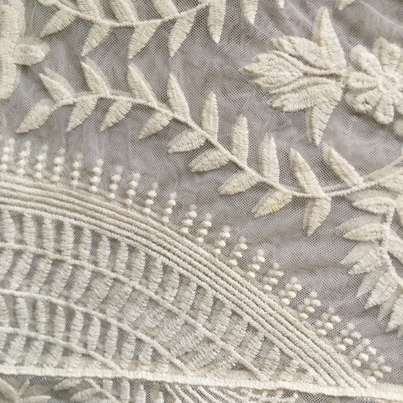 🔴LAST CHANCE🔴 Crocheted Lace Crop Top - Picture 3 of 3